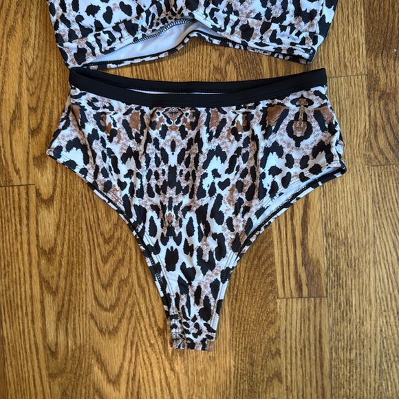 Leopard two piece ruffled bikini - Picture 2 of 4